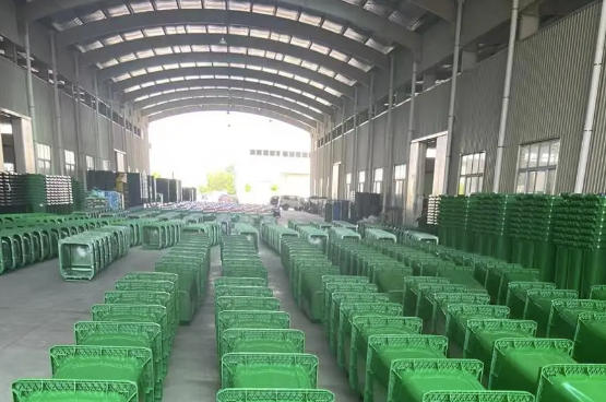 我廠一批240升塑料垃圾桶送往山東青島市市北區(qū)