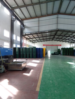 塑料垃圾桶生產車間